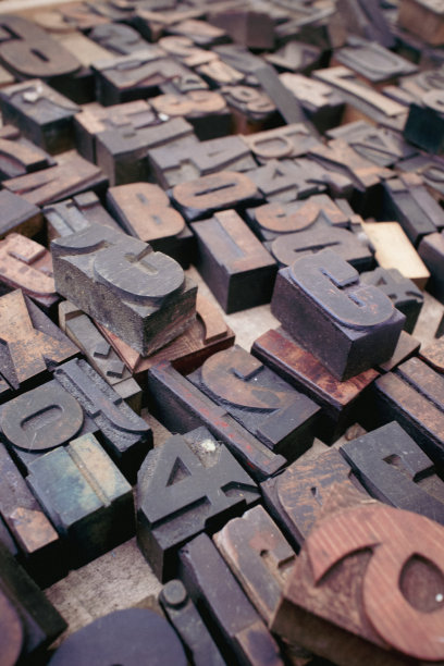 盒子的旧古董木制印刷块与选择的老式风格的字体图片下载
