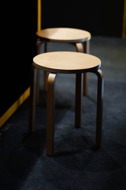 两个凳子的特写图片下载