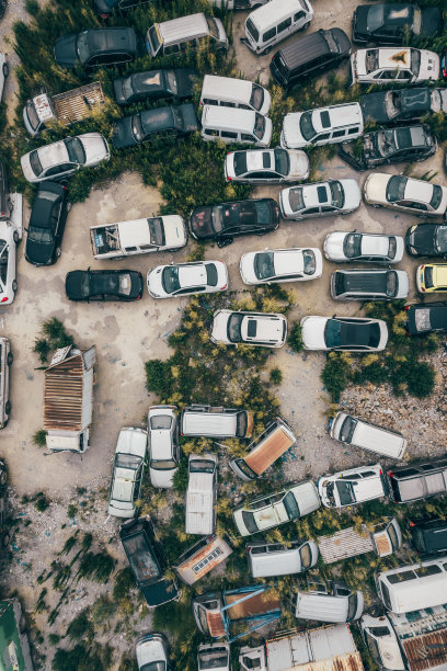 失事和遗弃的汽车的俯视图图片下载