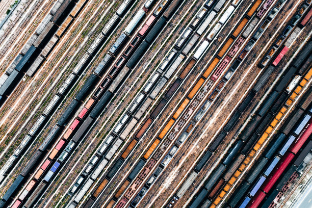 货运列车和火车站鸟瞰图图片下载