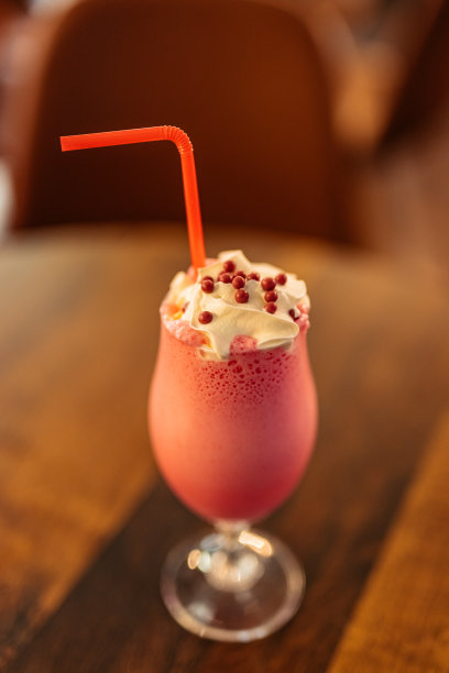 Strawberry Milkshake On The Table In A Café图片下载