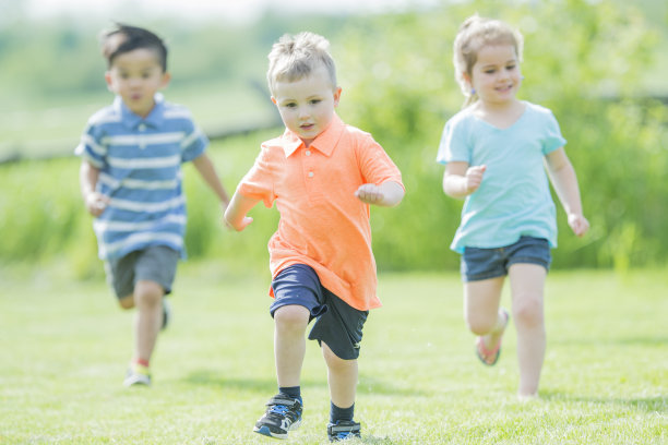 学龄前儿童户外活动图片下载