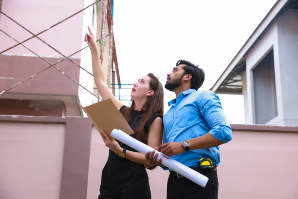一对夫妇检查新房的进度，买新房开始新家庭图片下载