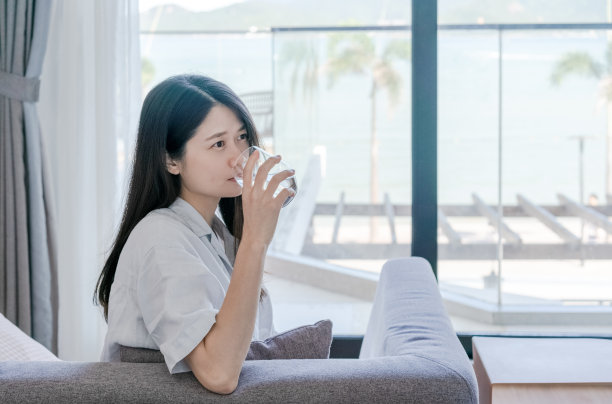 亚洲女人在沙发上喝水图片下载