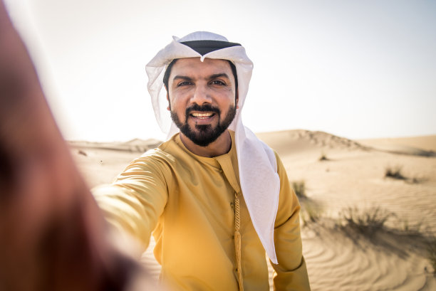 沙漠中的阿拉伯男人图片下载