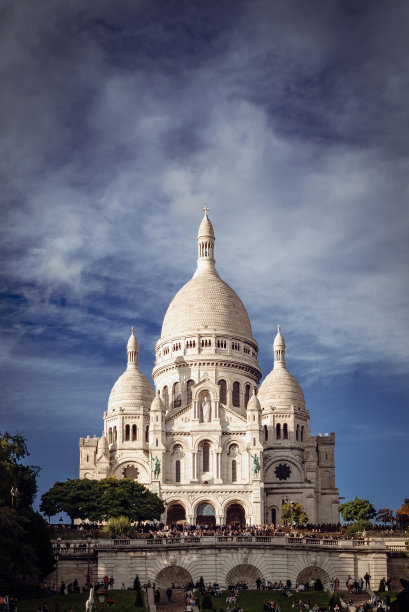 疫情过后，法国巴黎蒙马特区圣心大教堂前的人群。图片下载