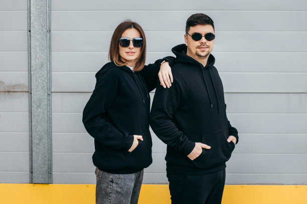 年轻的男男女女，戴着眼镜，穿着黑色卫衣图片下载