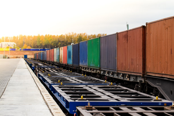 货运列车。铁路货物集装箱运输。进出口物流理念。火车运输。货运火车站台。图片下载