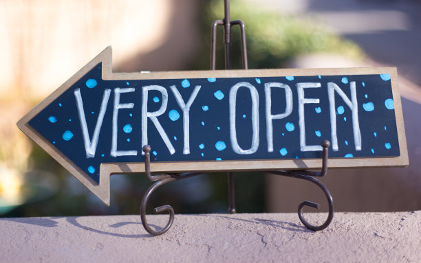 招牌上写着“非常开放”图片下载