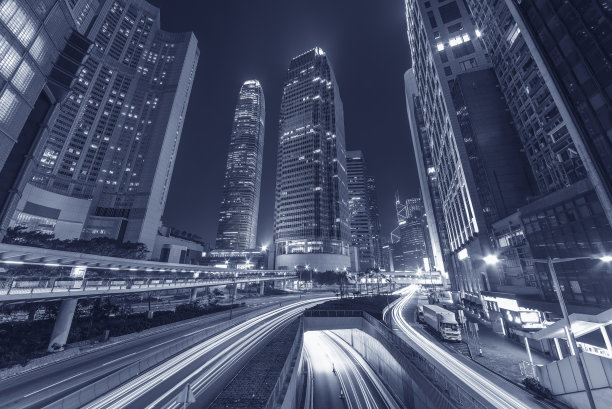 夜晚香港市中心的交通和摩天大楼图片下载