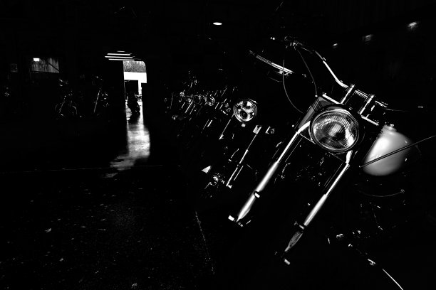 老式摩托车排成一排的黑暗画面图片下载