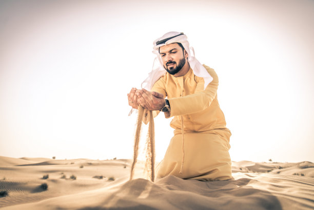 沙漠中的阿拉伯男人图片下载