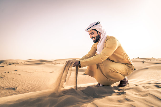 沙漠中的阿拉伯男人图片下载