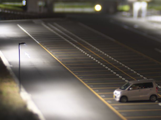 潮湿的停车场在晚上图片下载