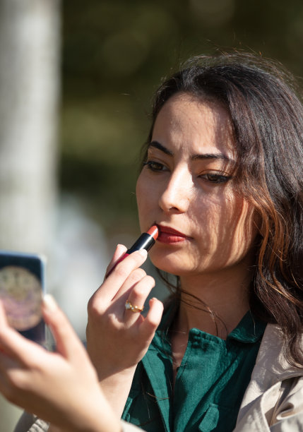 黑发女人正在化妆。图片下载