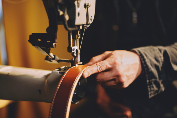 皮带缝制过程的特写图片下载