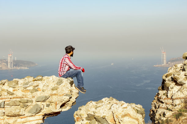 山顶上的孤寂图片下载
