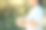 女性，手机和自然公园同时触屏为移动应用程序，通信为可持续发展和环境管理工具。女手与5g网络和技术连接在外图片下载