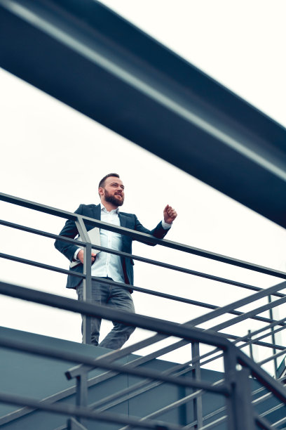 用笔记本电脑建造屋顶的市场研究图片下载