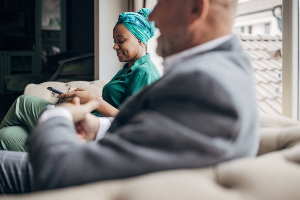 正在喝咖啡休息的商务人士图片下载