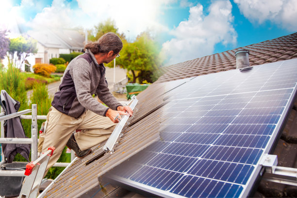 屋顶工人，屋顶工人。屋顶的工作。太阳能电池安装。太阳能电池板安装准备。将rails。建筑地盘的脚手架图片下载