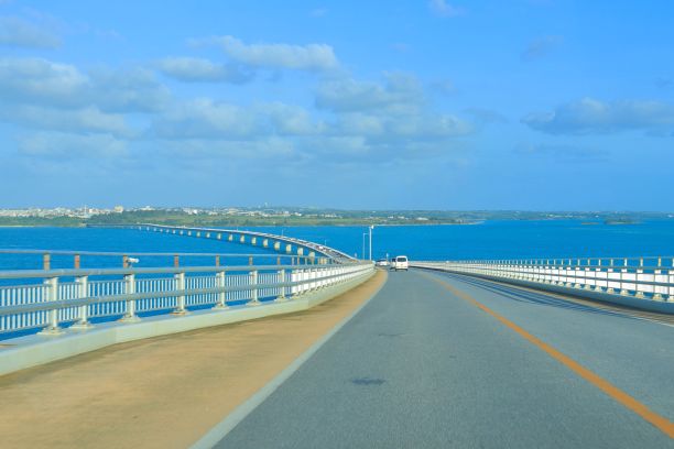 在日本一个阳光明媚的日子里，河上伊拉布桥公路的美丽照片图片下载