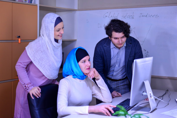 阿拉伯商业女性在现代办公室使用电脑或笔记本电脑工作或与同事讨论图片下载