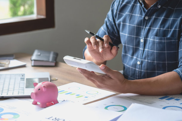 男人拿着一枚硬币掉了一个存钱罐为家庭的未来存钱，存钱的想法。图片下载