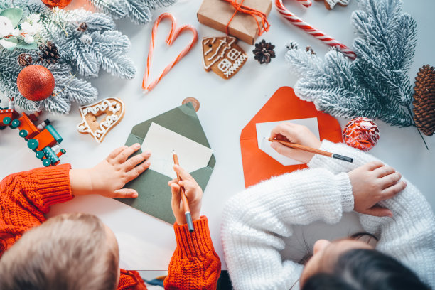 小朋友给圣诞老人写信，节日气氛照片图片下载