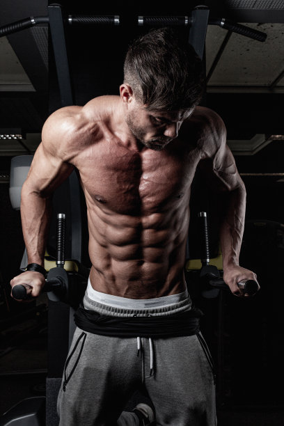 一个英俊的运动肌肉奥地利男子与静脉在一个黑暗的健身房在晚上的艰苦锻炼图片下载