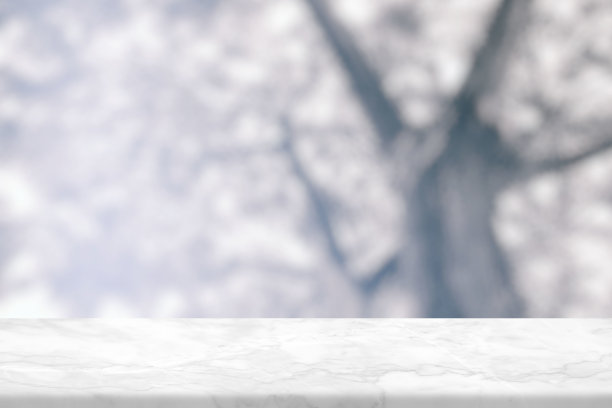 大理石桌子与白色模糊散景在花园背景。图片下载