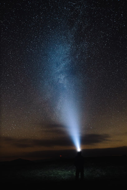 冬天，一名男子在班斯卡比斯特里察市附近用手电筒照亮了神奇的星空图片下载