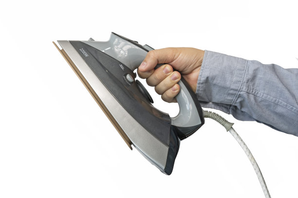 一个人的手拿着铁器在白色的背景孤立图片下载