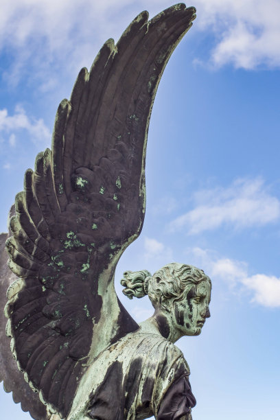 垂直特写镜头的古典建筑历史雕塑的天使与巨大的胜利图片下载