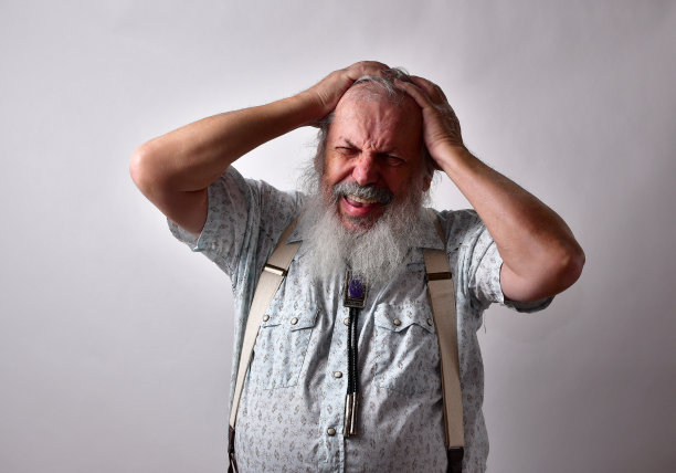 年长的白种人，有胡子的男性，患有严重的头痛或偏头痛图片下载