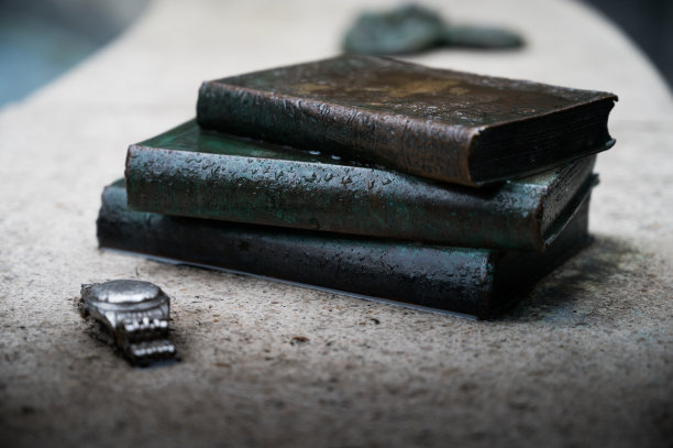 三本老书，上面有雨滴，一块银手表放在石凳上图片下载