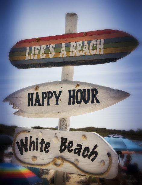 拍摄不同的标志和有趣的短语显示通往海滩的路。图片下载