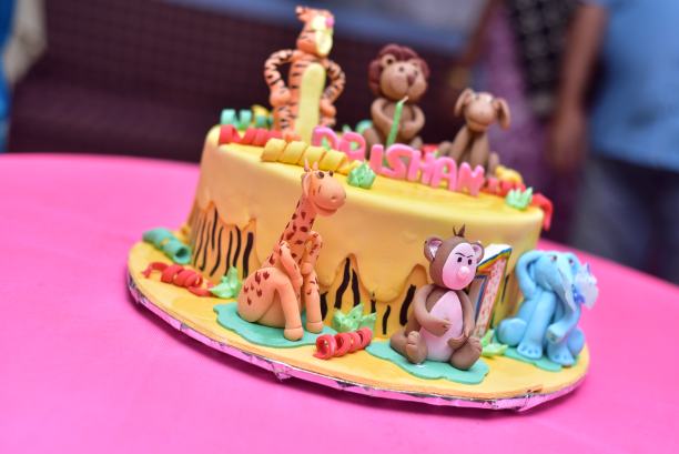 儿童生日派对蛋糕-森林和动物的概念图片下载
