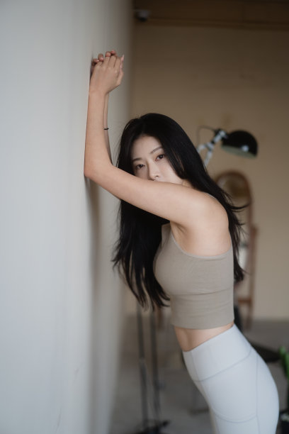 一名美丽的韩国女性靠在墙上图片下载