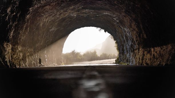 黄金时刻阳光洒进的老隧道图片下载