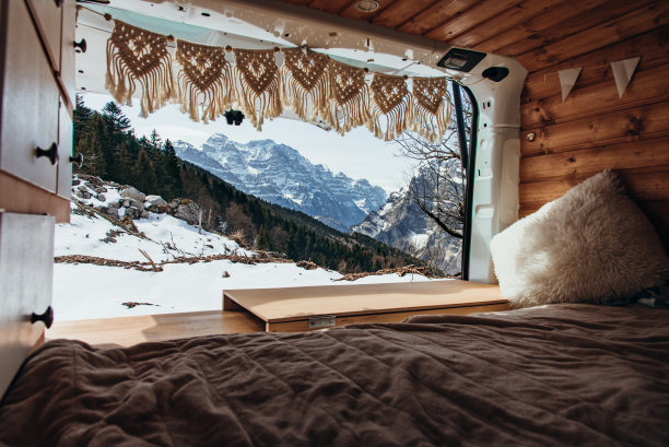 冬天一辆面包车的漂亮照片图片下载