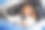 一名年轻女子一边开车一边用智能手机发短信。图片下载