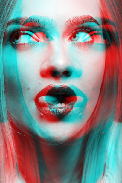 美丽的女人伸出舌头，看着相机的另一面，RGB的分色效果风格图片下载