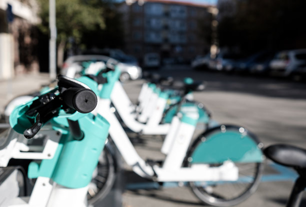 在一个城市的码头站，租来的电动自行车排成一排。图片下载