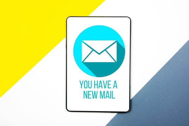 邮件通信发送到邮件联系人电话的连接消息。电子邮件的概念图片下载