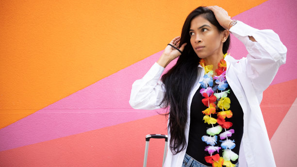 女人在彩色的墙上抚摸她的头发图片下载