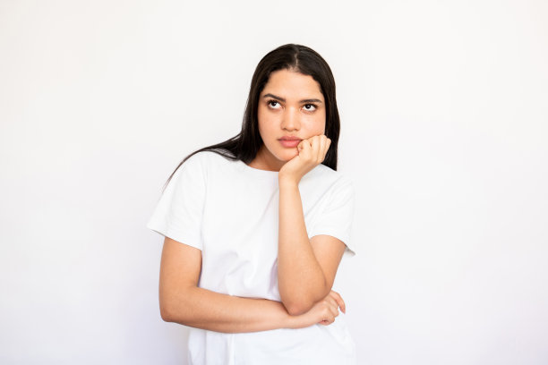 深思熟虑或无聊的年轻女子的肖像图片下载