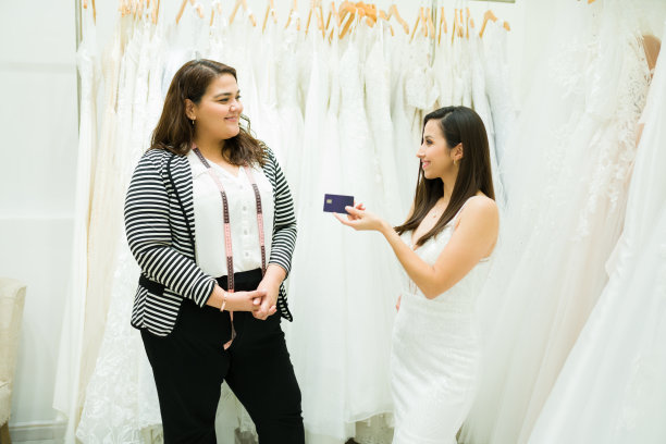 兴奋的女人用信用卡买婚纱图片下载