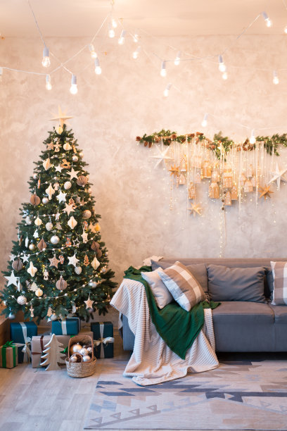 室内的现代工作室客厅与舒适的沙发装饰与圣诞树和礼物。图片下载