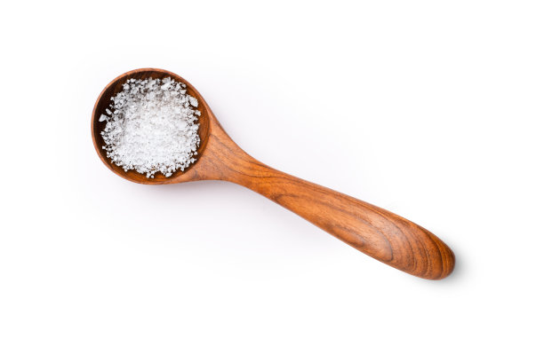天然海盐用木勺分离在白色上图片下载